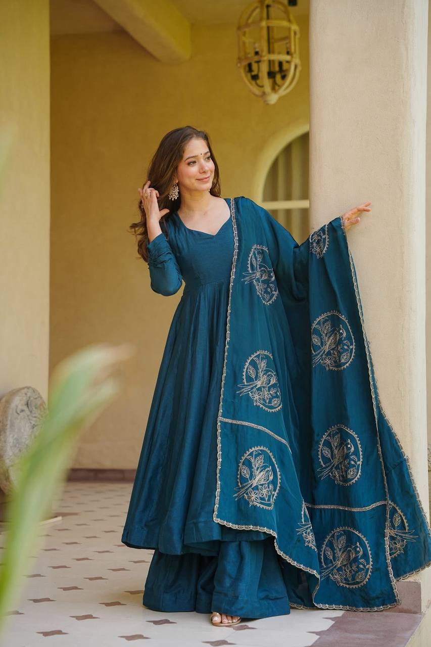 Regal Deep Navy Flared Anarkali Suit Set Featuring a Richly Embroidered Bird-Motif Dupatta with Scalloped Borders
